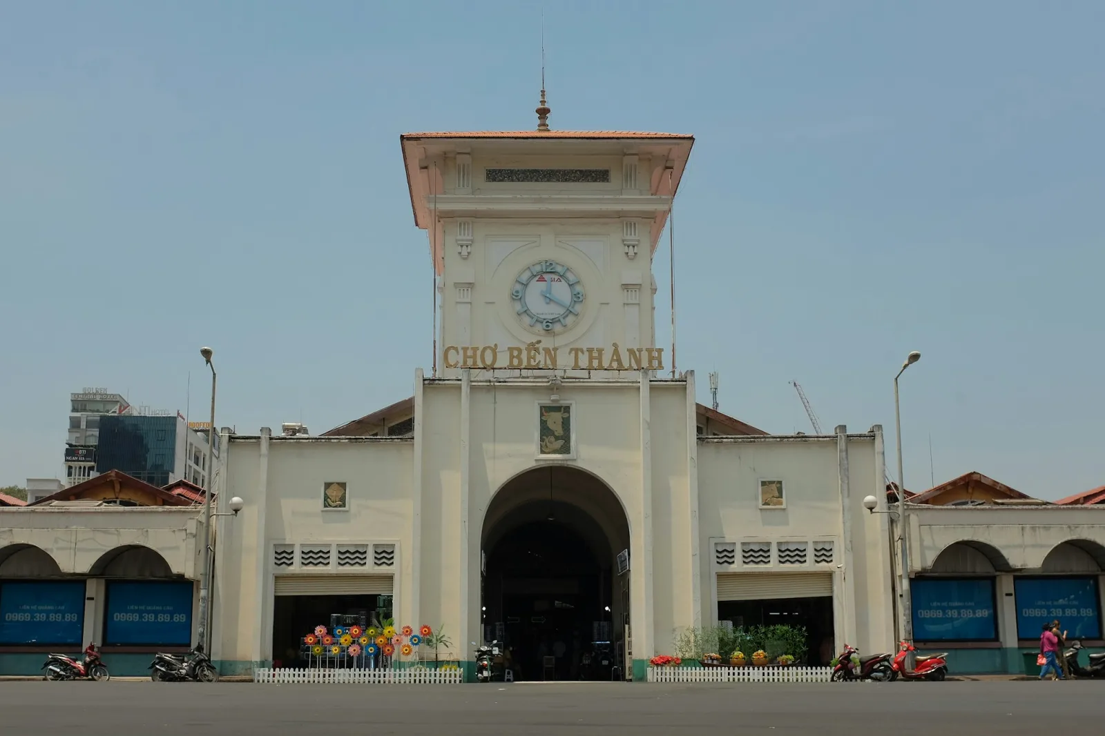 Cổng chợ Bến Thành có tháp đồng hồ, nhìn từ bên kia đường