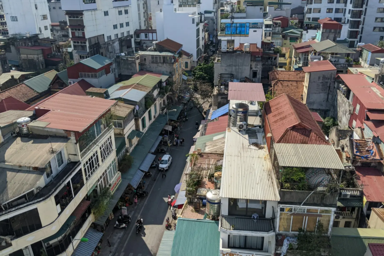 Nhìn từ trên cao xuống một con phố nhỏ ở Phố Cổ, mái tôn và mái ngói san sát