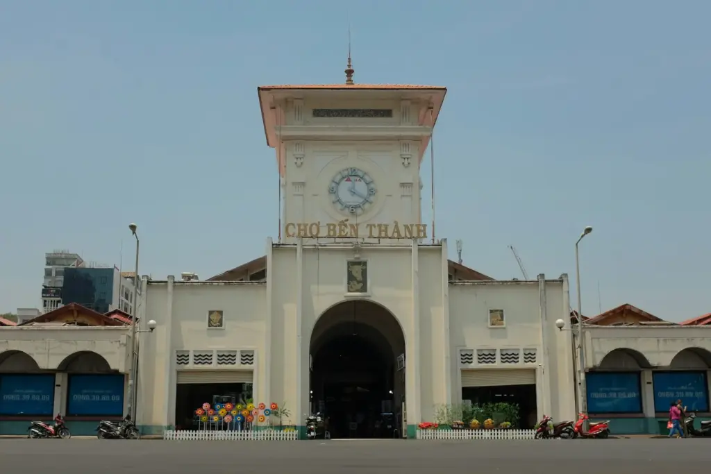 Cổng chợ Bến Thành có tháp đồng hồ lúc sáng sớm, điểm đến của vòng đi bộ ra chợ Bến Thành